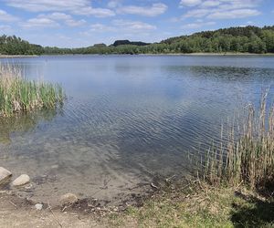 To jezioro w Olsztynie ma niezwykle czystą wodę. Jest kilka dzikich plaż, które świecą pustkami