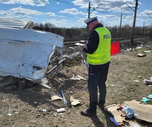 Bus wjechał pod pociąg! 29-letni kierowca nie miał szans [ZDJĘCIA]