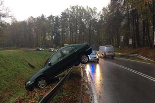 Barierka uratowała kierowcę przed wylądowaniem w rowie. Uwaga na śliskie drogi!