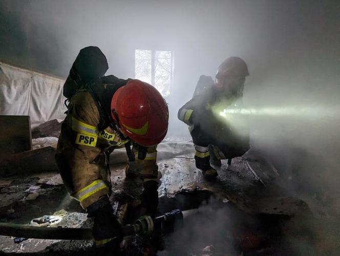 Leżała nieprzytomna, dym buchał z okien jej domu. Strażacy próbowali ją ocalić 
