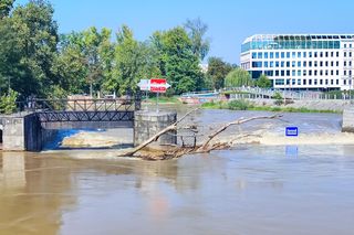 Mieszkańcy Wrocławia przygotowują się na wielką wodę. Zabezpieczają drzwi workami i folią ZDJĘCIA