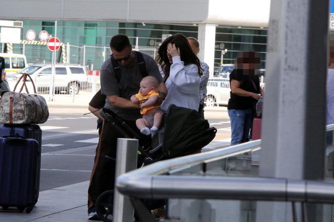 Rodzina Marcina Hakiela podczas odprawy na lotnisku