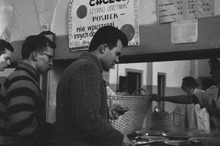 QUIZ PRL. Menu z barów mlecznych. Jakie przysmaki można było kupić za grosze?