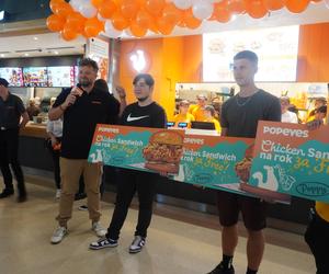 Trzy osoby wygrały roczny voucher na firmową kanapkę do Popeyes w Poznaniu