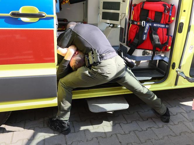 Odpowiedź na bandyckie ataki na ratowników medycznych w Warszawie. Przeszli ostre szkolenie