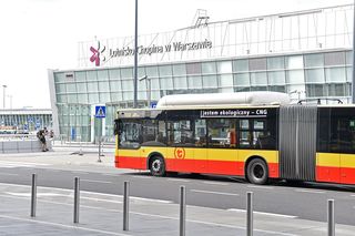 Wracał z żoną z wakacji, jego serce przestało bić. Dramatyczne chwile na Okęciu