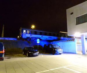 Młody mężczyzna wpadł między peron a pociąg w Warszawie. Został zmiażdżony