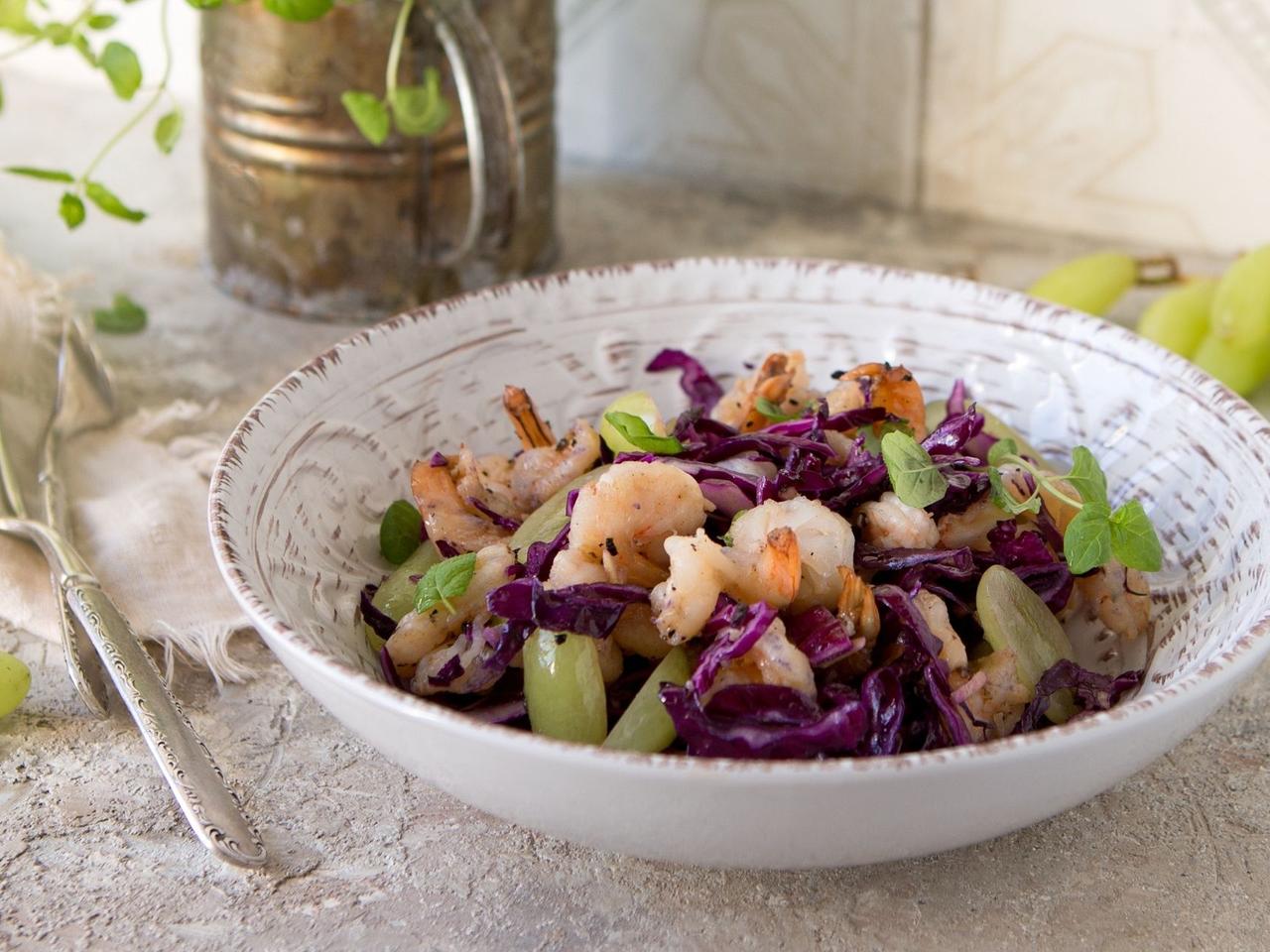 Nieoczywista sałatka z czerwonej kapusty z winogronami i krewetkami