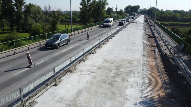 Kraków: wjechał BMW w świeży beton na moście. Samochód ugrzązł na wiadukcie