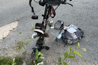 53-latek na hulajnodze uderzył w przepust. Ciężko ranny trafił do szpitala 