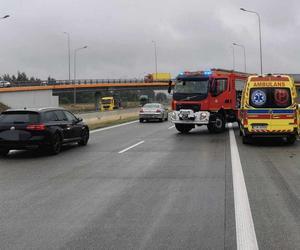 Śmiertelny wypadek na A1 pod Łodzią! Tir staranował dwie osobówki na pasie awaryjnym