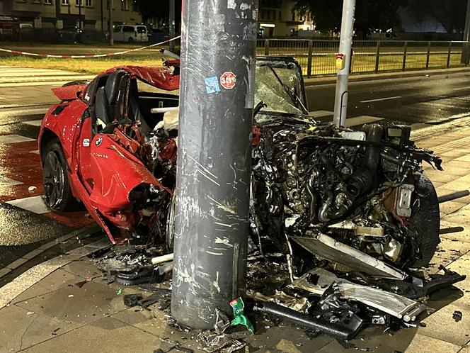 Kierujący sportowym BMW uderzył w słup tramwajowy w Warszawie. Dwie osoby ranne