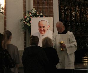 Msza święta w Warszawie za zmarłego papieża Franciszka. Archidiecezja warszawska podała nową datę