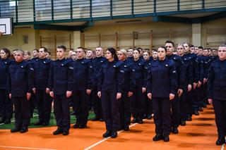 Ślubowanie nowych policjantów w Łodzi. Przysięgę złożyło ponad 100 funkcjonariuszy [ZDJĘCIA]