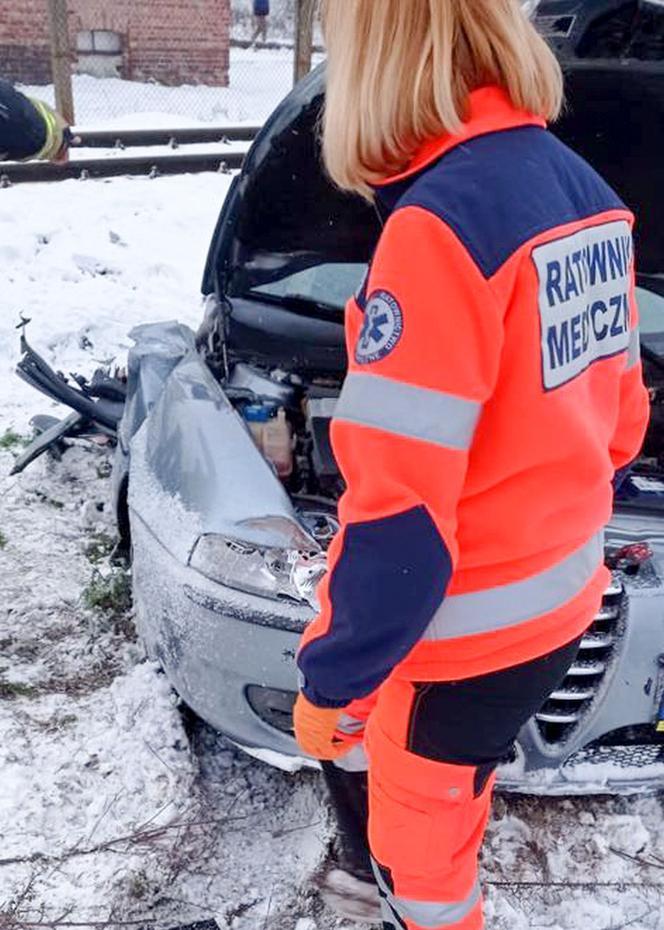 Trzebiszewo: Wypadek na przejeździe kolejowym. Kierowca w ciężkim stanie [ZDJĘCIA]