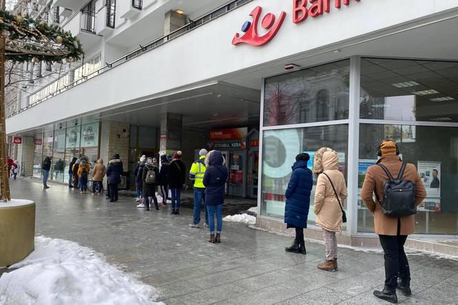 Tłusty czwartek. Łodzianie stoją w długich kolejkach po pączki