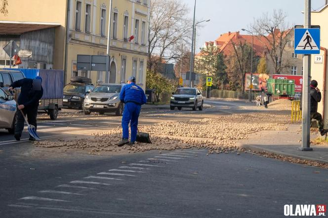 Ziemniaki zasypały całą ulicę Krutowskiego 