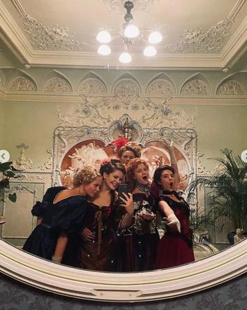 Polowanie na ćmy na planie. Hela Brzozowska (Melania Grzesiewicz), Ivette (Sonia Mietielica)