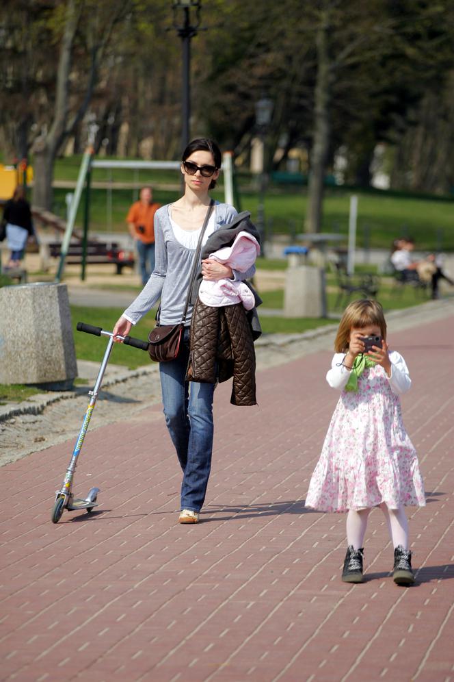 Marta Kaczyńska z córkami na spacerze