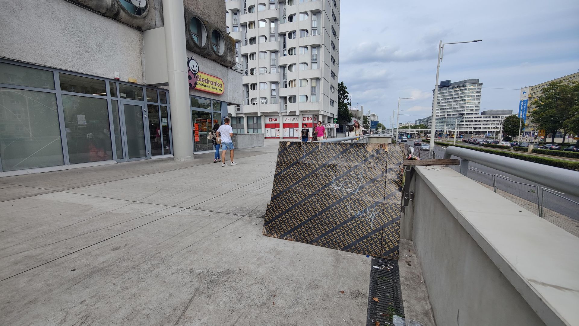 Remont esplanady przy Sedesowcach we Wrocławiu