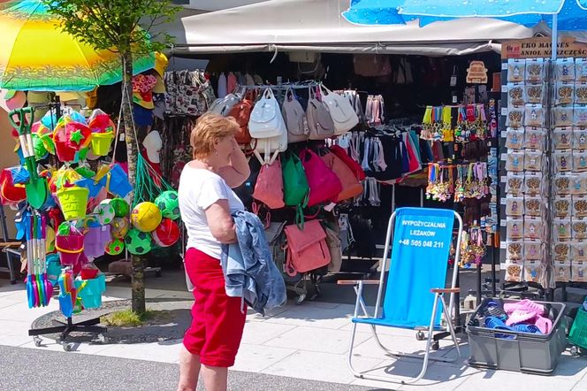 Wakacyjne pamiątki na straganach w nadmorskich kurortach