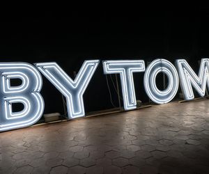 Bytomski neon wrócił do życia. To on witał podróżnych na bytomskim dworcu PKP