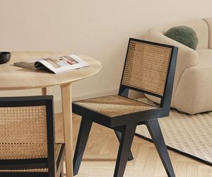 Plecionka i obłości – designerskie krzesła do jadalni i nie tylko