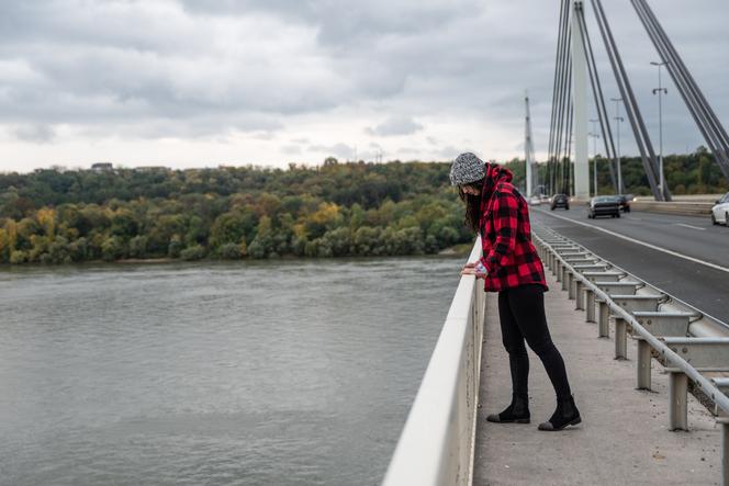 Dziewczyna za barierkami mostu nad Wisłą