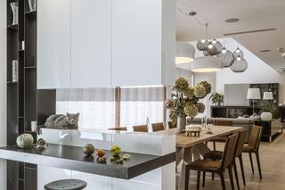 Dom projektu Hola Design na zboczu góry