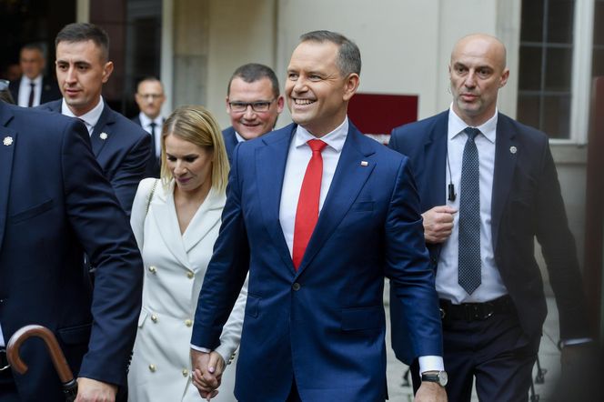 Marta Nawrocka wystawiła swoją sukienkę na licytację! Wydało się, jaki rozmiar nosi