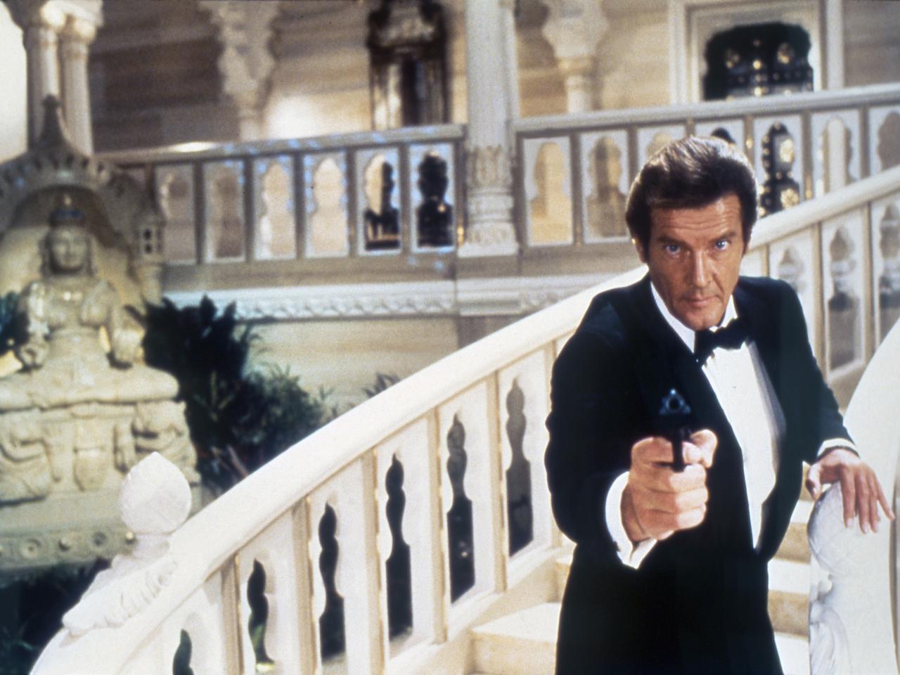 ROGER MOORE.