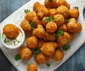 Chrupiące kulki mac and cheese zawsze poprawiają mi humor. Są idealne na imprezy lub jako przekąska na wieczór 