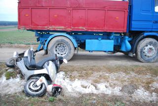 Powiat lubaczowski: Motorowerzysta wyprzedzał ciężarówkę z prawej strony. Wpadł pod jej koła
