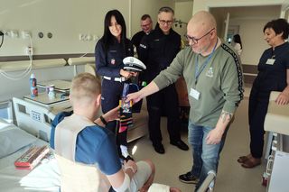 Kolorowe czapki i odblaski, aby byli bezpieczni. Akcja Widoczny na drodze w Uniwersyteckim Szpitalu Dziecięcym