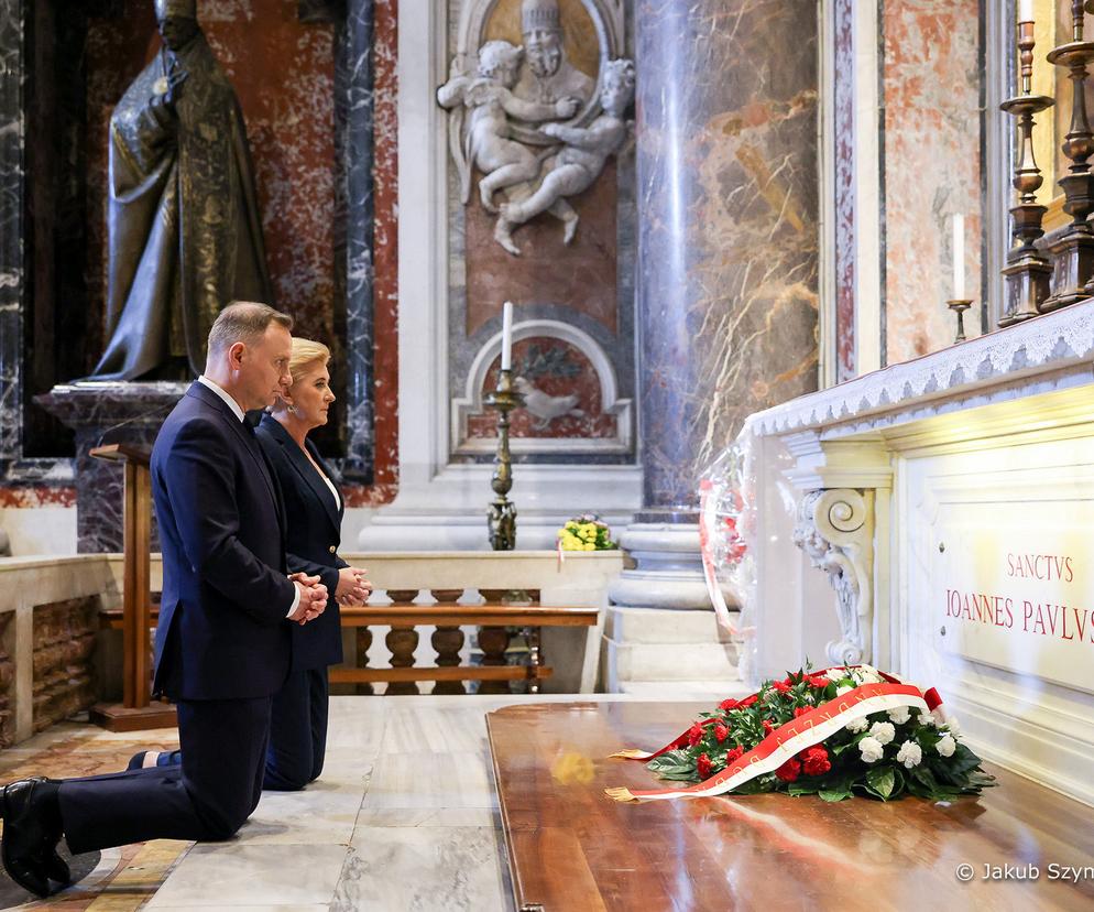 Andrzej Duda z małżonką złożyli kwiaty na grobie Jana Pawła II