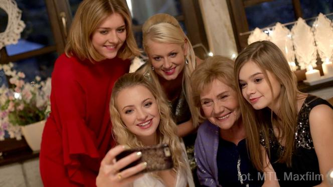 M jak miłość odc. 1290. Joasia (Barbara Kurdej-Szatan), Ula (Iga Krefft), Barbara (Teresa Lipowska), Marzenka (Olga Szomańska), Zosia (Julia Wróblewska)