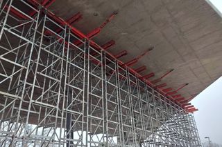 Tak wygląda uszkodzony dach nad przystankiem tramwajowym we Wrocławiu. Miasto zabezpiecza go ogromnymi podporami 