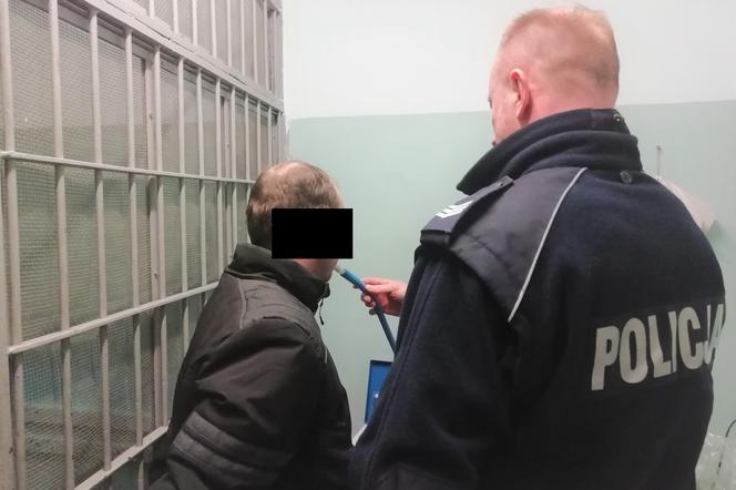 Kierował na podwójnym gazie i zderzył się z samochodem policjanta. Był PIJANY jak bela! 