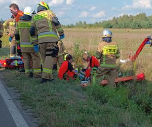 Szedł z córeczką poboczem, wjechało w nich auto