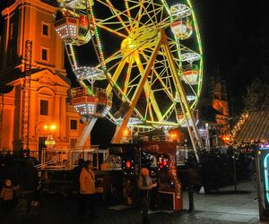 Toruński Jarmark Bożonarodzeniowy 2024. Zdjęcia z pierwszego dnia. Tak wyglądała parada ze św. Mikołajem