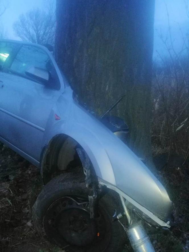 Ford roztrzaskał się na drzewie. 27-letni legniczanin zginął na miejscu