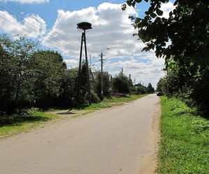 Do tej wsi na Podlasiu przyjeżdżają ludzie z całej Polski. Mieszka tu gwiazdor znany w całym w regionie!