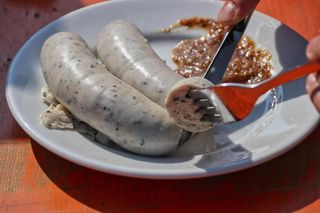 Zdrowa i lekka biała kiełbasa. Jest na to prosty sposób, o którym się zapomina