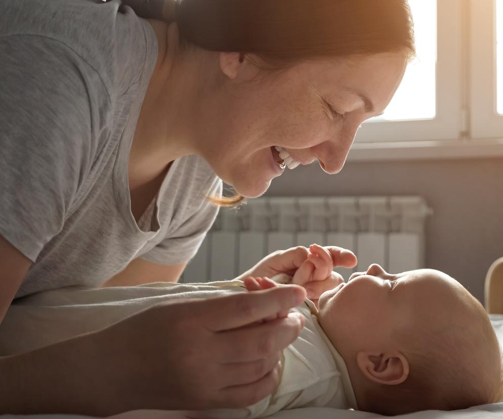 Mama mówiąca do niemowlaka