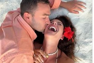 Klaudia Halejcio migdali się z ukochanym na piasku