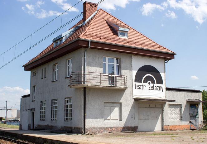 Poprzednia siedziba Teatru Żelaznego w budynku dworca PKP Katowice Piotrowice