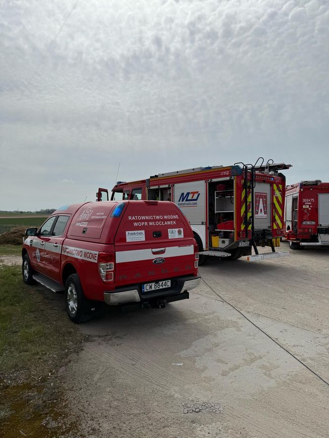 Tragiczny finał poszukiwań pod Włocławkiem. Ciało mężczyzny dryfowało w stawie