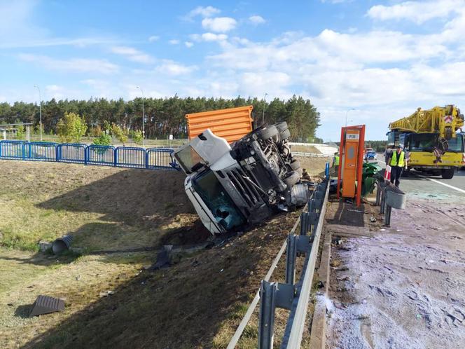 Poważny wypadek na A1 koło Torunia. Ciągnik siodłowy z naczepą przewrócony na wysokości MOP Nowy Dwór