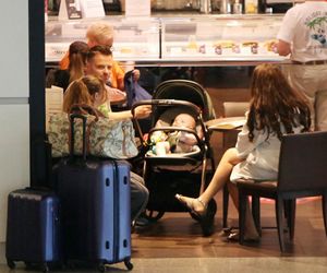 Marcin Hakiel z rodziną lecą na wakacje