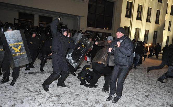 Wybory na Białorusi: Starcia z milicją w Mińsku. Setki ludzi trafiło do aresztu